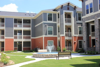 Belle Towers in Brenham, TX - Foto de edificio - Building Photo