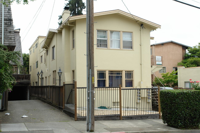 2340 Hilgard Ave in Berkeley, CA - Building Photo - Building Photo