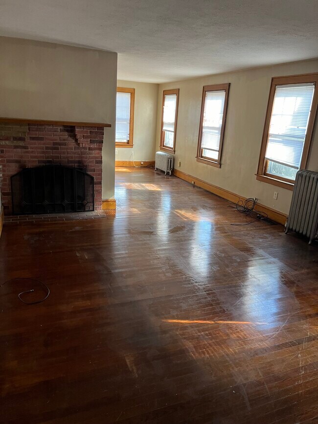 17 Pleasant St in Windsor, CT - Building Photo - Building Photo