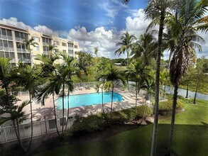 3500 Oaks Clubhouse Dr in Pompano Beach, FL - Foto de edificio - Building Photo