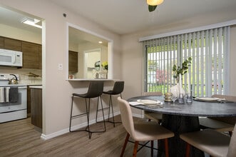 Exeter Village Apartments in Reading, PA - Foto de edificio - Building Photo