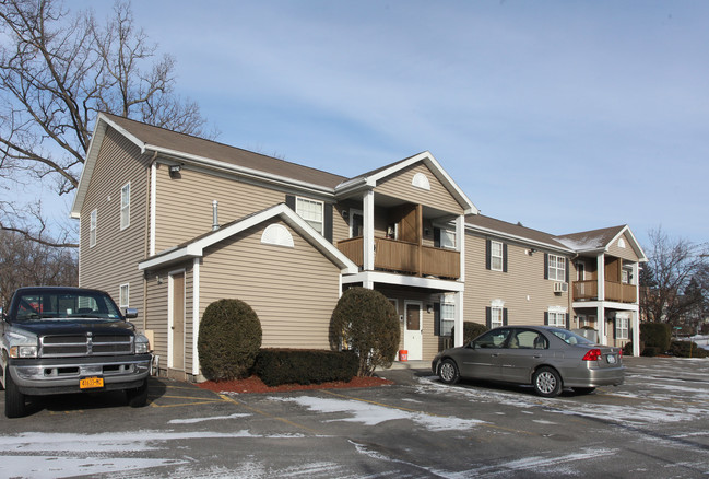 Pleasant Village Apartments in Schenectady, NY - Foto de edificio - Building Photo