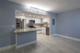 20350 W Country Club Dr in Aventura, FL - Building Photo - Building Photo