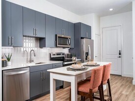641 W Crosstimbers St in Houston, TX - Building Photo