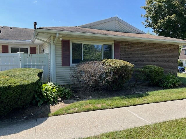 182 Storm Dr in Holtsville, NY - Building Photo