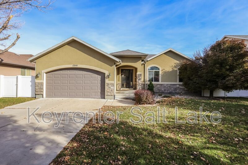 13141 S Woods Park Dr in Herriman, UT - Building Photo