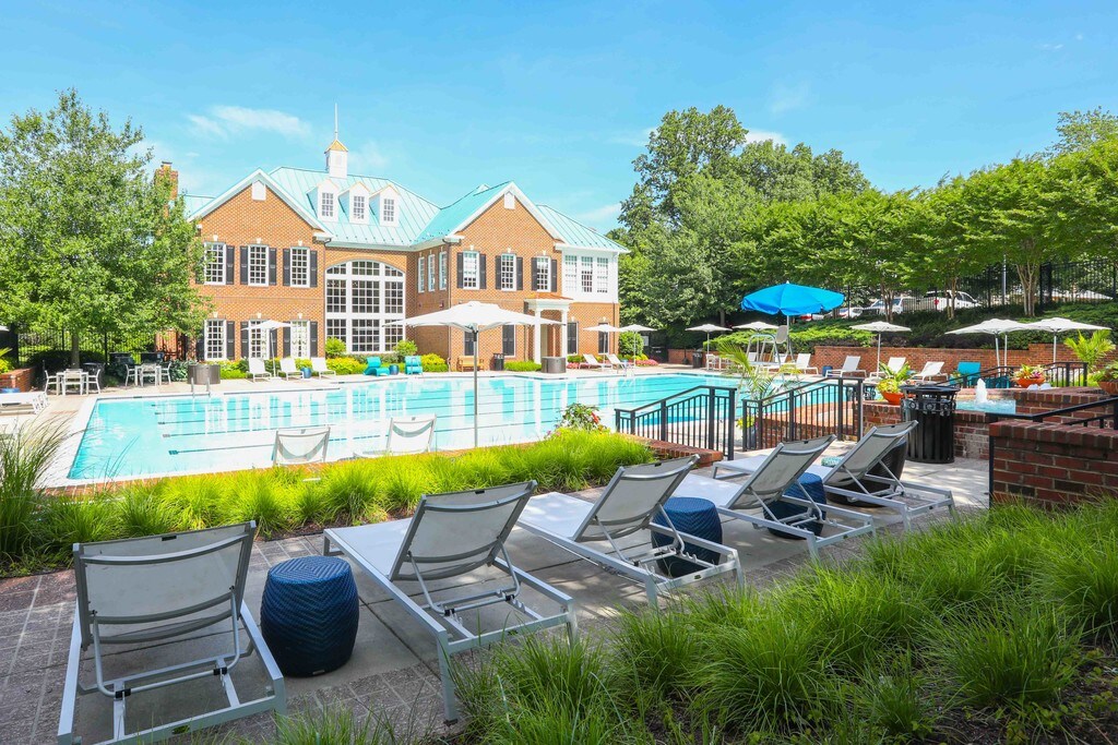 Fairfax Square Apartments in Fairfax, VA