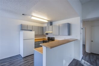 2696 Jennydiane Dr in Las Vegas, NV - Building Photo - Building Photo