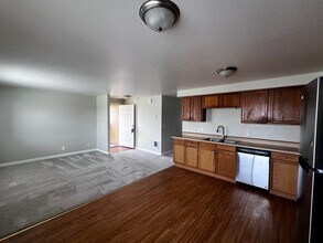 1047 8th Ave, Unit 201 in Longview, WA - Foto de edificio - Building Photo