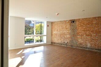 439 N Salina St, Unit 1 in Syracuse, NY - Foto de edificio - Building Photo