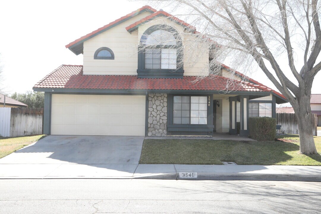3540 Stillmeadow Ln in Lancaster, CA - Building Photo