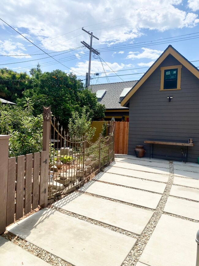 2074 W 27th St in Los Angeles, CA - Building Photo - Building Photo
