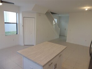 829 NE 211th St in North Miami Beach, FL - Building Photo - Building Photo