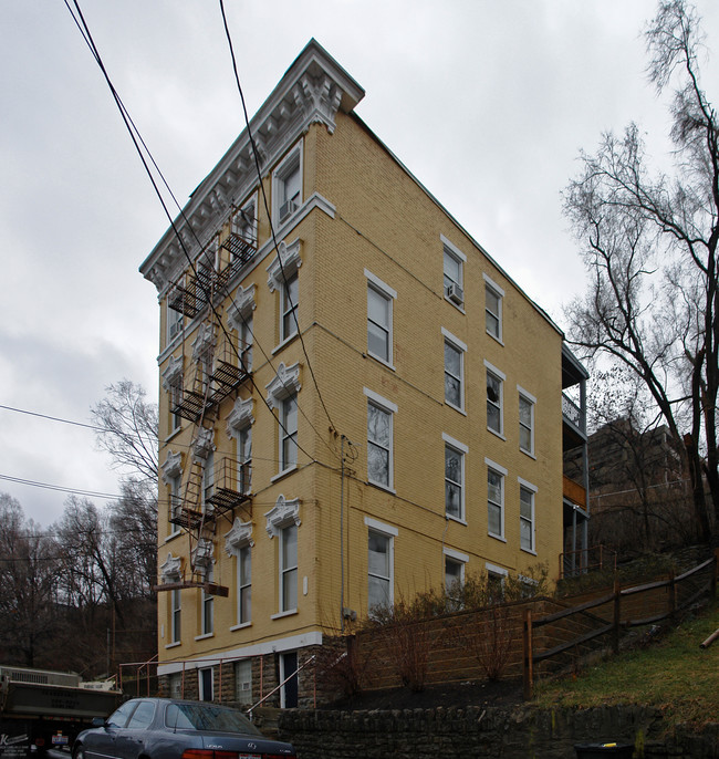 2222 Loth St in Cincinnati, OH - Foto de edificio - Building Photo