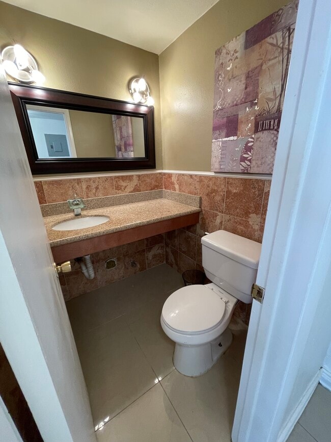 1460 NE 169th St, Unit 110 in North Miami Beach, FL - Building Photo - Building Photo