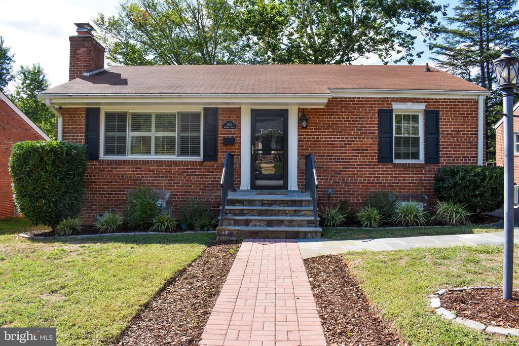 304 Moncure Dr in Alexandria, VA - Building Photo