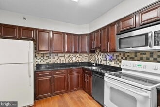 3713 S George Mason Dr in Falls Church, VA - Foto de edificio - Building Photo