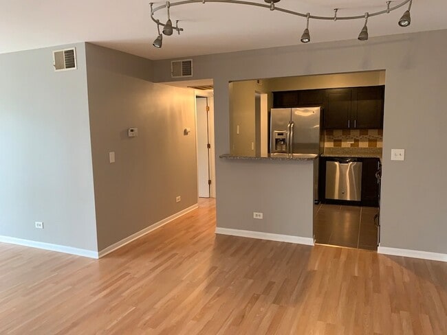 1125 Pleasant Run Dr, Unit 810 in Wheeling, IL - Foto de edificio - Building Photo