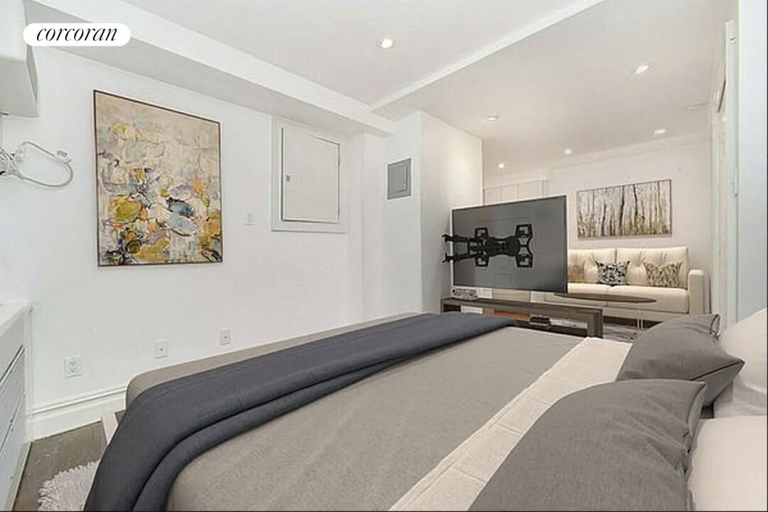 102 Greenwich Ave in New York, NY - Building Photo