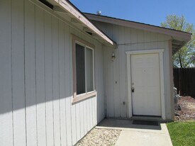 555 Howard Ct in Susanville, CA - Building Photo