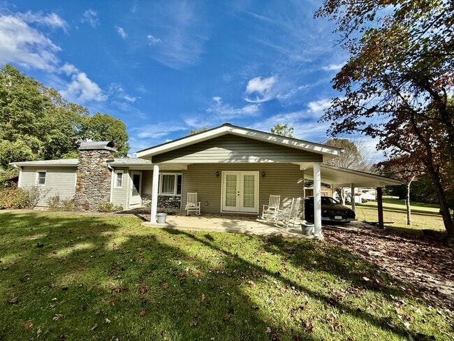 110 Holly Ave in East Flat Rock, NC - Building Photo - Building Photo