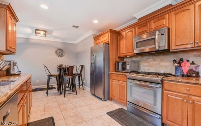 25 Skymark Ct in Upper Saddle River, NJ - Building Photo - Building Photo