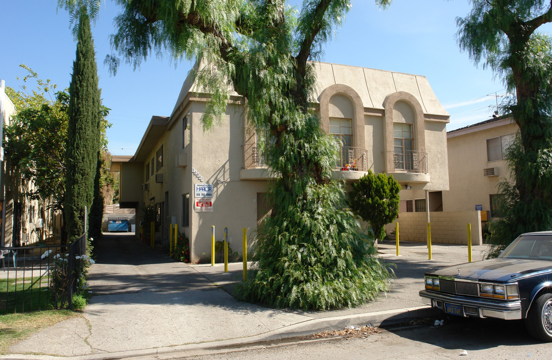 Cantlay Apartments in Van Nuys, CA - Building Photo