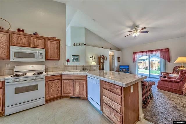 1358 Chichester Dr in Gardnerville, NV - Foto de edificio - Building Photo