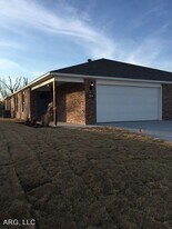 231 N Broadway Dr in Farmington, AR - Building Photo