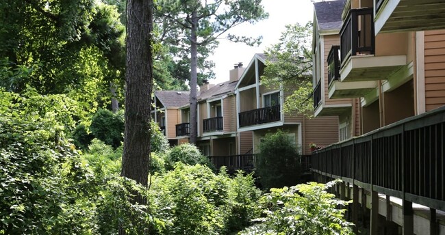 Woodlake Oaks Apartments in Houston, TX - Foto de edificio - Building Photo