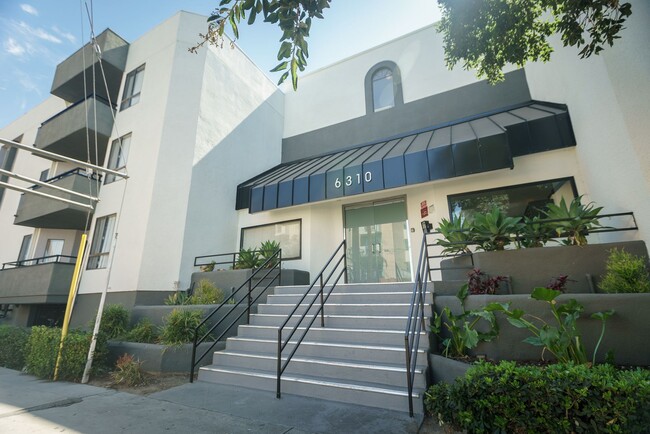 6310 Sylmar Ave in Van Nuys, CA - Foto de edificio - Building Photo