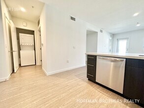 11405 Chandler Blvd in Los Angeles, CA - Foto de edificio - Building Photo