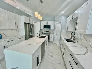 3933 SW Kakopo St in Port St. Lucie, FL - Foto de edificio - Building Photo