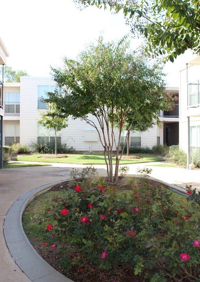 Carillon Apartments in Dallas, TX - Foto de edificio - Building Photo