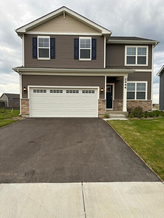 2444 Scribe St in Oswego, IL - Building Photo