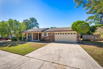 2726 Winrock Dr W in Jacksonville, FL - Building Photo - Building Photo