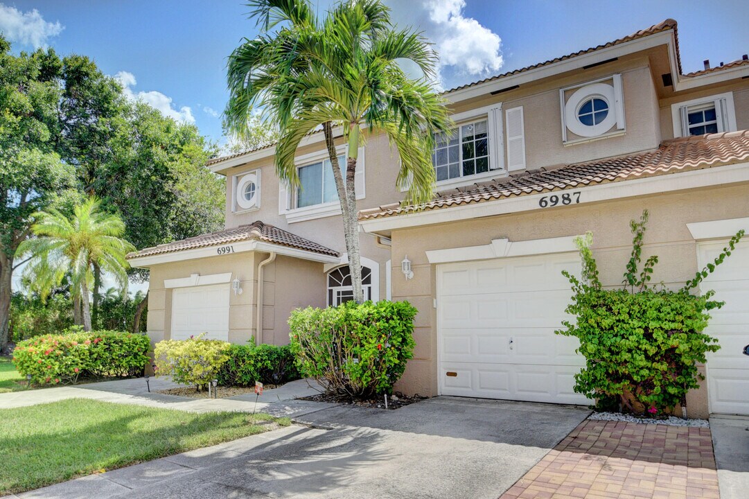 6987 Oak Bridge Ln in Greenacres, FL - Foto de edificio
