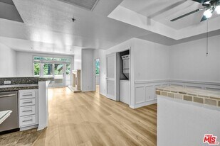 2222 Beachwood Dr in Los Angeles, CA - Building Photo