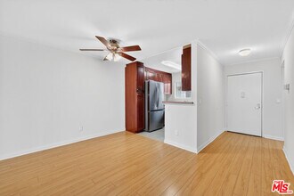 21450 Burbank Blvd in Los Angeles, CA - Building Photo - Building Photo