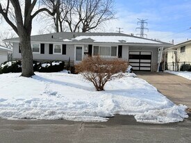 470 Hundley Dr in Florissant, MO - Building Photo