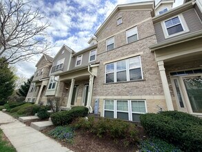 1235 Tuscany Dr in Streamwood, IL - Building Photo - Building Photo