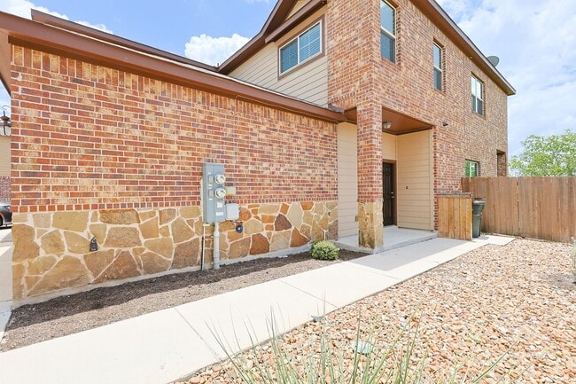 426 Creekside Curve in New Braunfels, TX - Building Photo - Building Photo