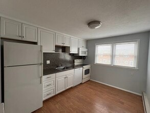 53 Hiltbrand Rd in Bristol, CT - Foto de edificio - Building Photo