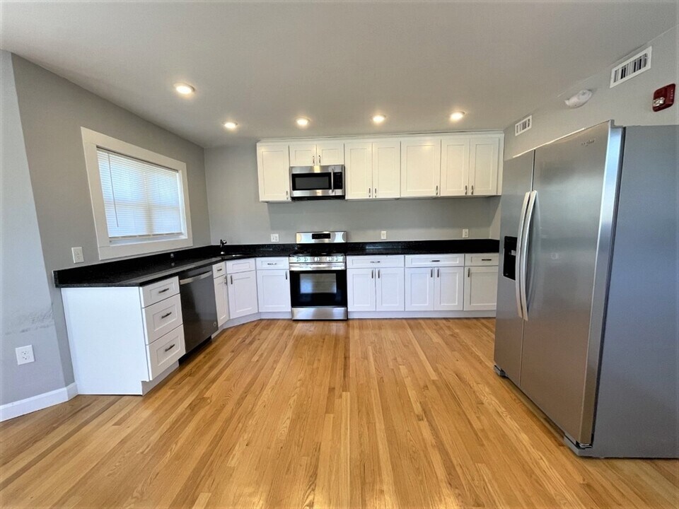 539 Lincoln Ave-Unit -2 in Saugus, MA - Building Photo