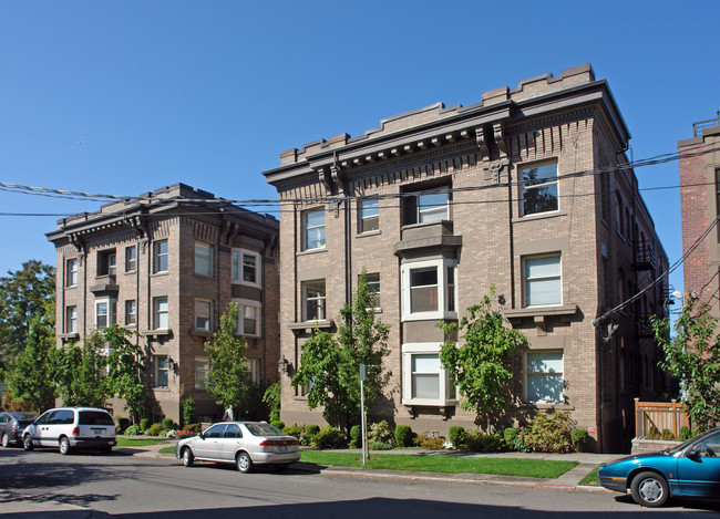 Hampton Court Apartments in Seattle, WA - Building Photo - Building Photo