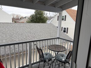 54 Bolton St, Unit 52 in Waltham, MA - Foto de edificio - Building Photo