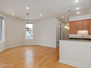 709 W Diversey Pkwy in Chicago, IL - Building Photo - Building Photo