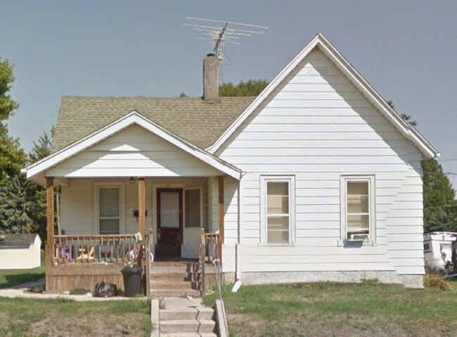 property at 916 E Garden St