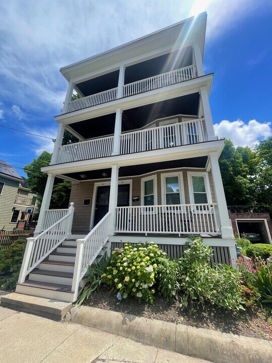 24 Ashland St in Somerville, MA - Building Photo