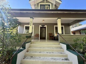 1702 Cedar St in La Grande, OR - Building Photo